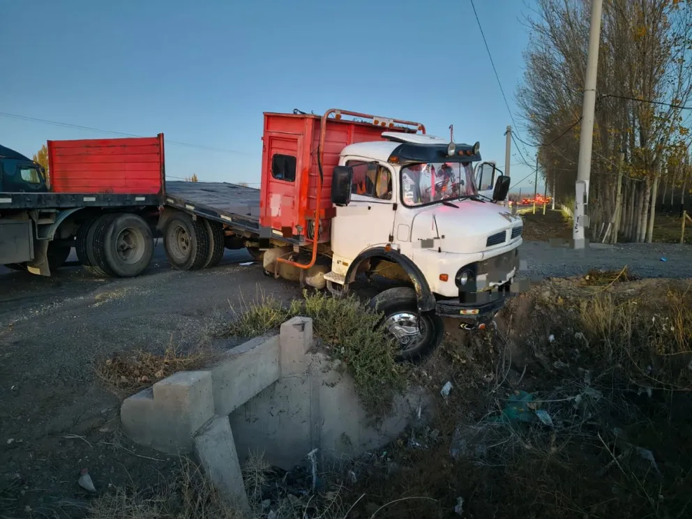El camión quedó "colgado" a un costado de la ruta, sobre un canal de desagüe. El chofer fue atendido por personal del Siarme. Foto: Policía de Río Negro.