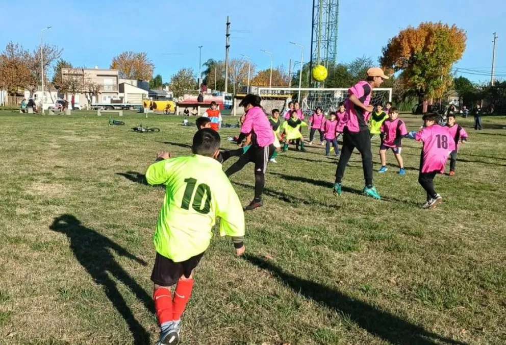 El arco se desplomó durante una acción del juego. Esta vez, no hubo lesionados. Foto: archivo.