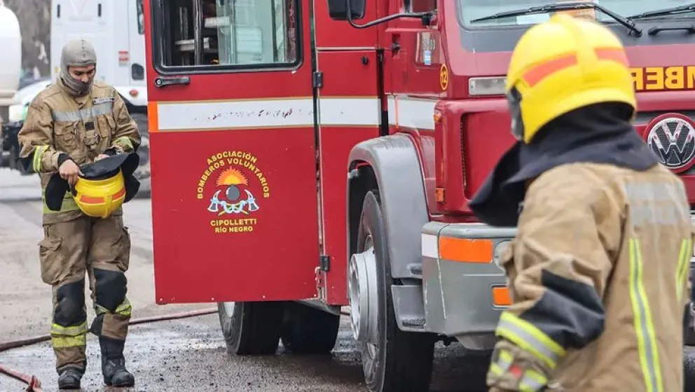 Durante la madrugada, los bomberos de Cipolletti tuvieron que intervenir en dos barrios para controlar los incendios de dos vehículos. Foto: archivo.