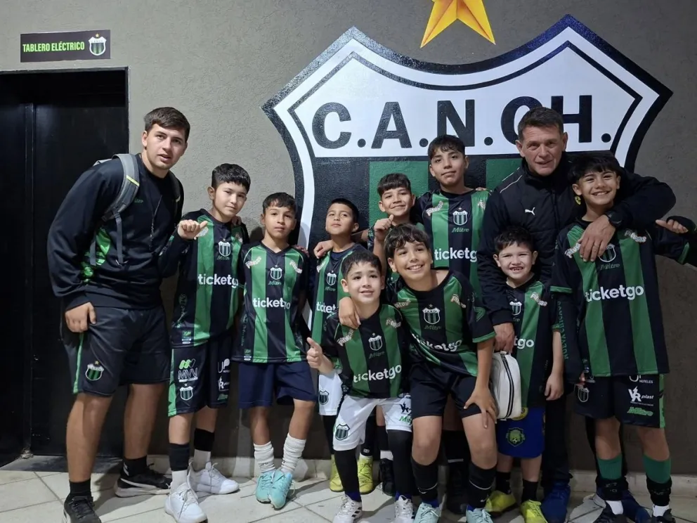 Todas las ilusiones: siete chicos de Cipolletti y Plottier jugarán torneos luciendo la camiseta de Nueva Chicago. Foto: gentileza.