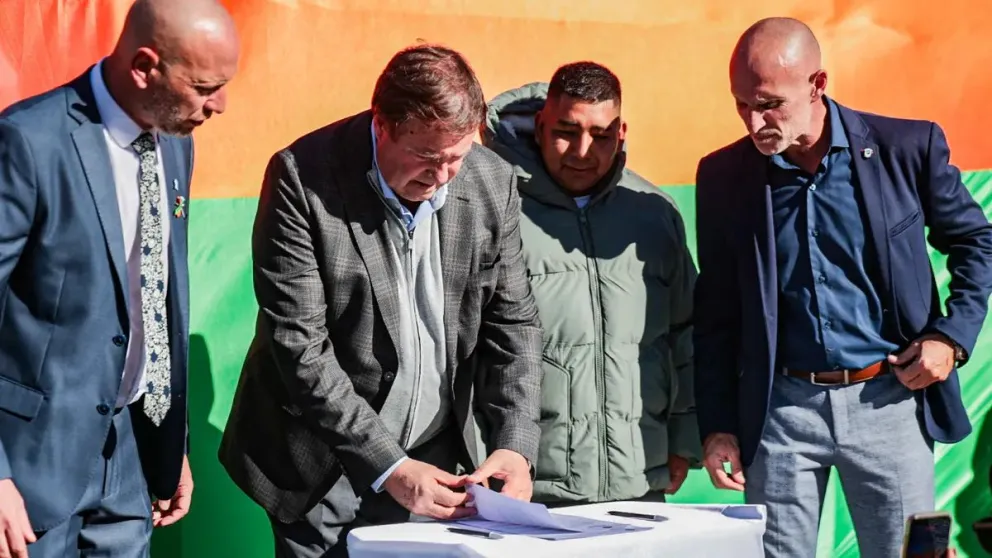 El gobernador Weretilneck y el intendente Amati sellaron los acuerdos que garantizan la reactivación de la obra pública/ imagen gentileza