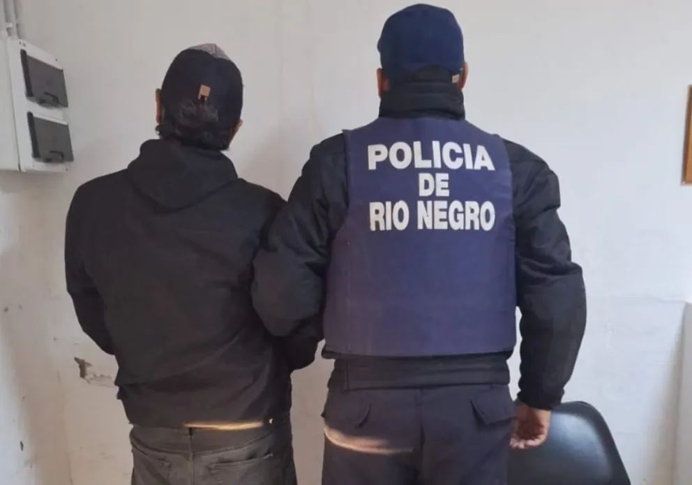 El sujeto quedó detenido y está acusado de amenazas calificadas por el uso de arma blanca. Foto: Policía de Río Negro.