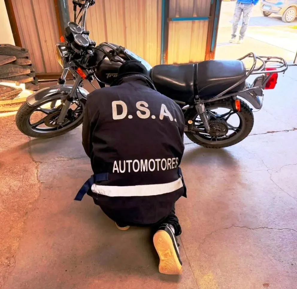 La moto fue detectada durante un control de verificación vehicular realizado en un galpón municipal de Roca. Foto: Policía de Río Negro