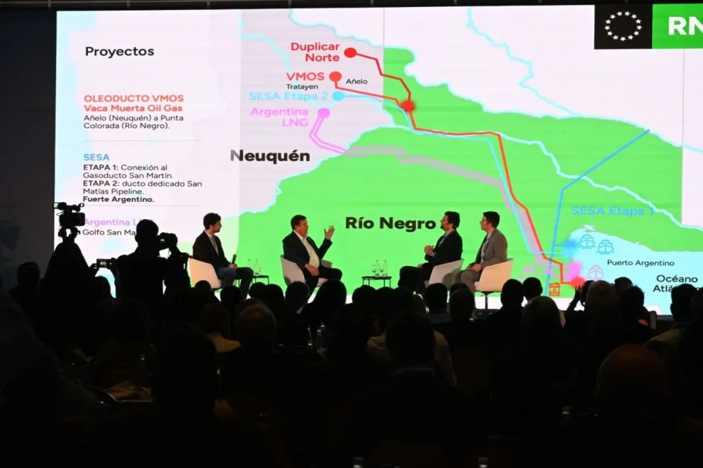 El gobernador Alberto Weretilneck mostró un mapa con todos los proyectos de inversión previstos en Río Negro. (Gentileza: Diario Río Negro)
