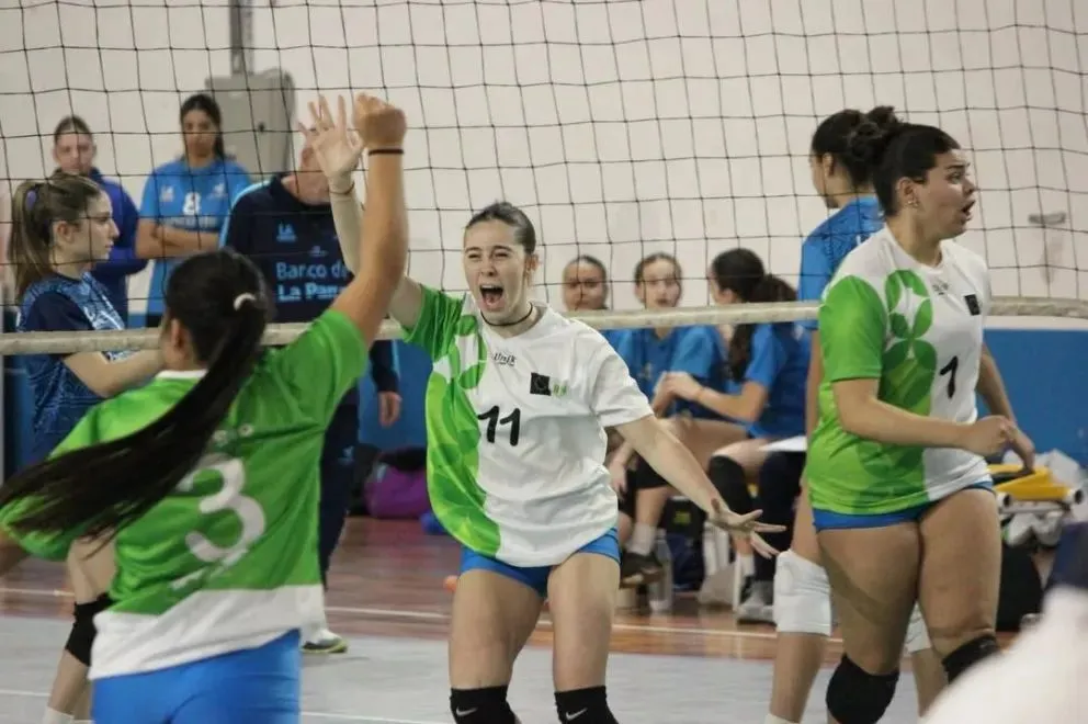 El vóley femenino se impuso a las locales en semifinales y festeja pensando en el oro. Fotos: Gobierno de Río Negro.