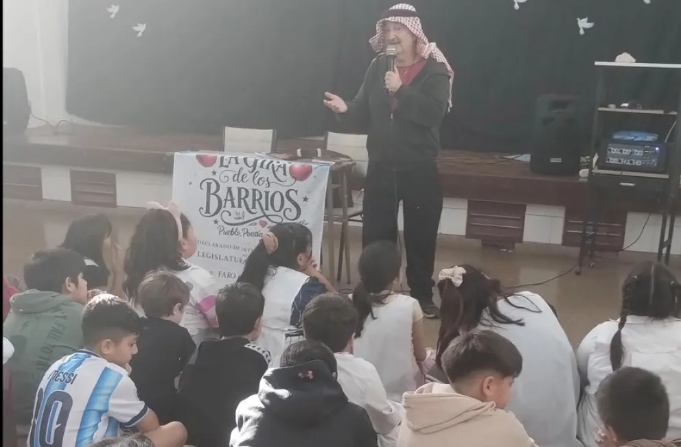 El escritor presentó su última novela, “La sangre nunca será agua”, un relato histórico sobre el largo viaje que debieron emprender sus abuelos desde Siria hasta la Argentina. Foto: gentileza.