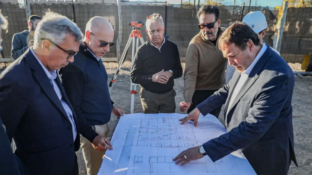 El Gobernador Weretilneck recorrió la obra del nuevo hospital. Foto: Ezequiel Floridia / Gobierno de Río Negro