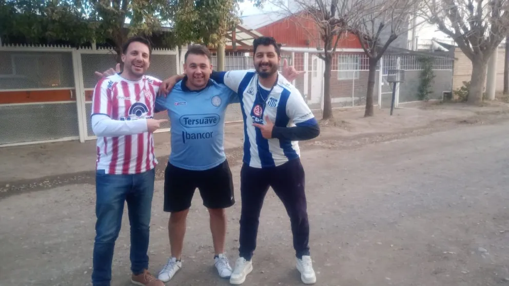 Grupos de cordobeses se unieron para ver el partido. Foto gentileza