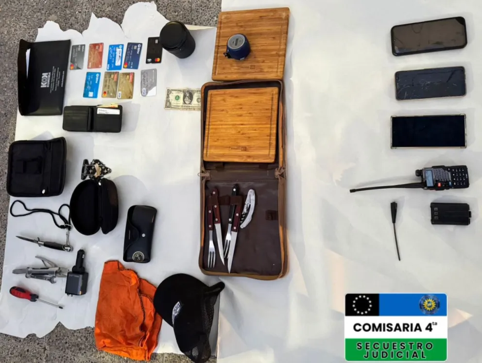 En la requisa del vehículo se hallaron tarjetas bancarias, un handy, baterias, y tres teléfonos celulares, entre otros objetos. Foto: Policía de Río Negro.