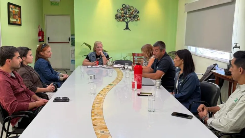En febrero pasado directivos de la empresa canadiense mantuvieron una reunión informativa con la intendenta de Los Menucos, Mabel Yahuar.