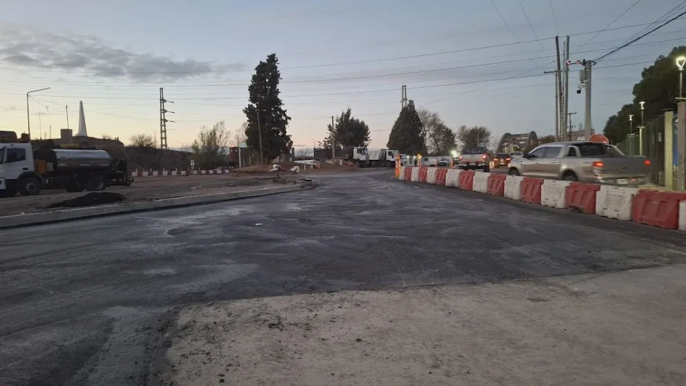 En la noche de este lunes, pasadas las 21 horas, quedó habilitada nuevamente la circulación directa entre Neuquén y Cipolletti por el sector del Puente Carretero. Foto Cipo360