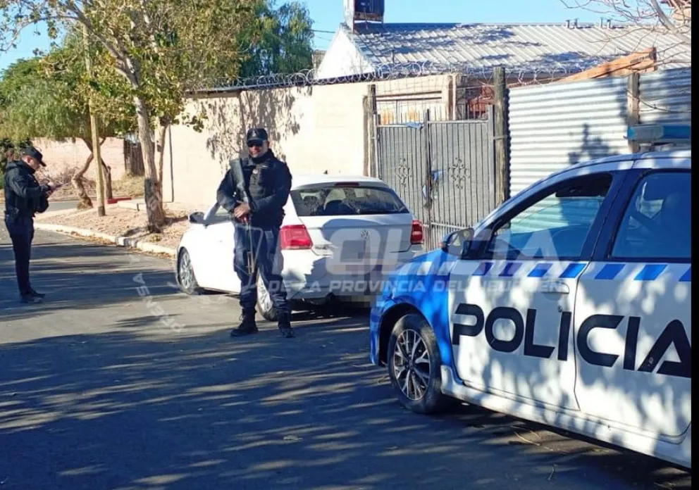 El auto, un Gol Trend blanco, fue interceptado a pocas cuadras del lugar donde se produjeron los disparos, en el barrio Z1 de Neuquén. Foto: Policía de Neuquén.