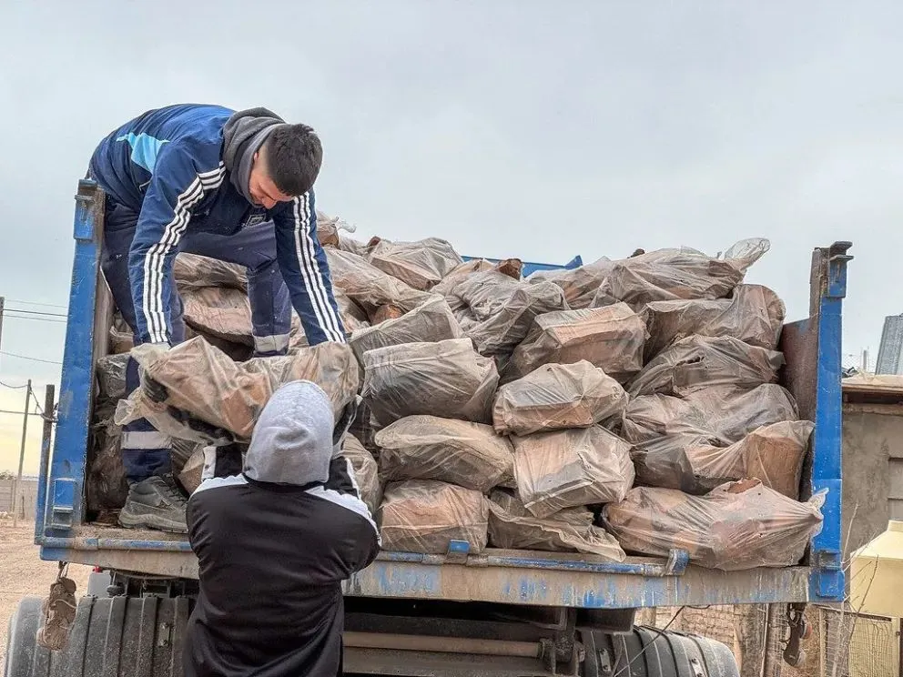 La entrega de leña comenzará la semana que viene. Prevén llegar a 5.900 familias en los distintos barrios de la ciudad.
