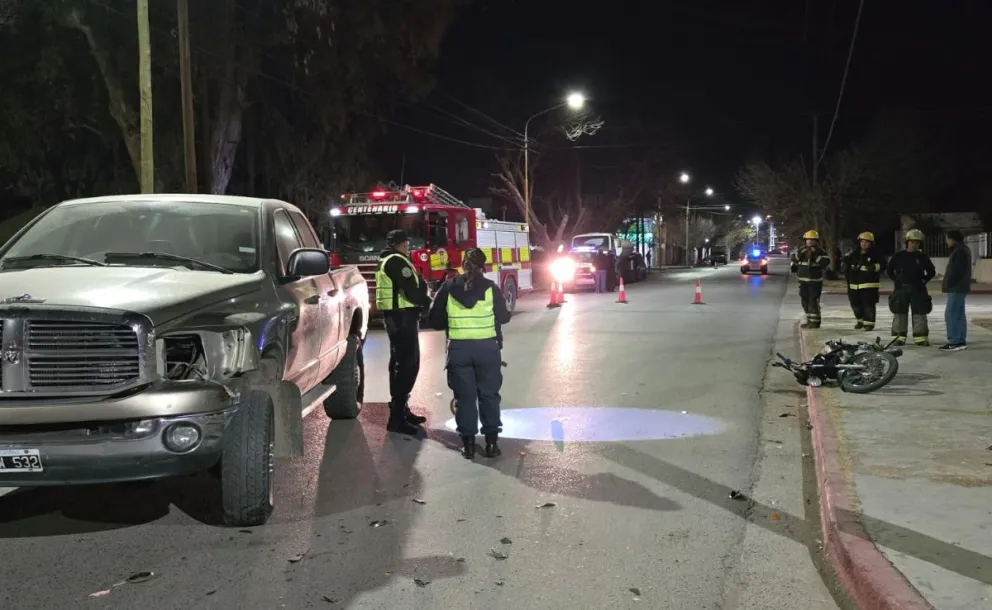 Los dos motociclistas no llevaban el casco. El conductor de la RAM, un hombre de 76 años, dio negativo al control de alcoholemia. Foto: gentileza Centenario Digital..