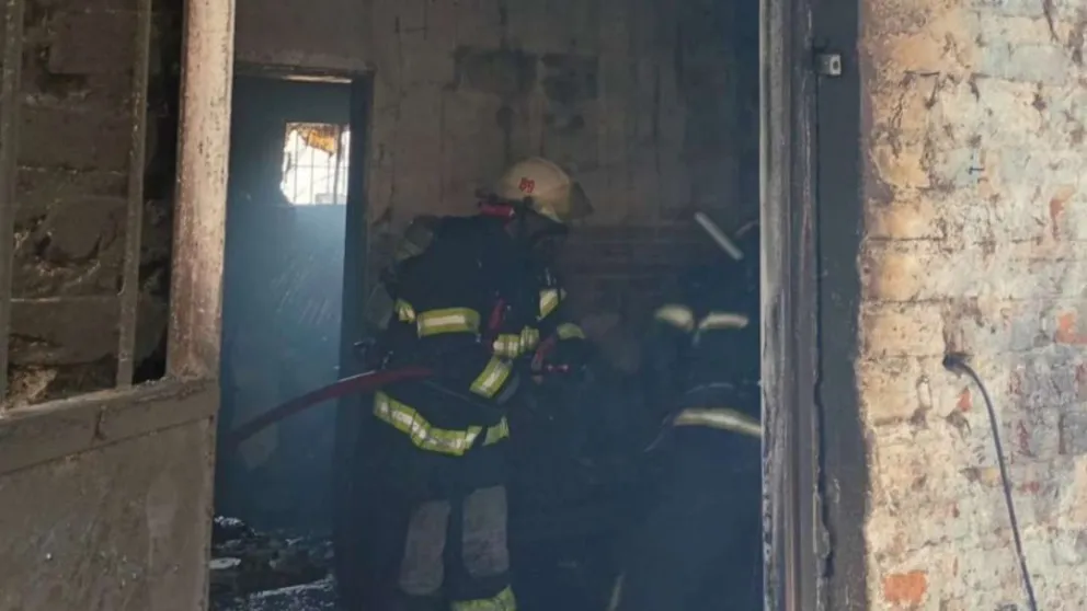 El siniestro produjo daños totales en el interior de la vivienda. Foto: Bomberos Centenario.