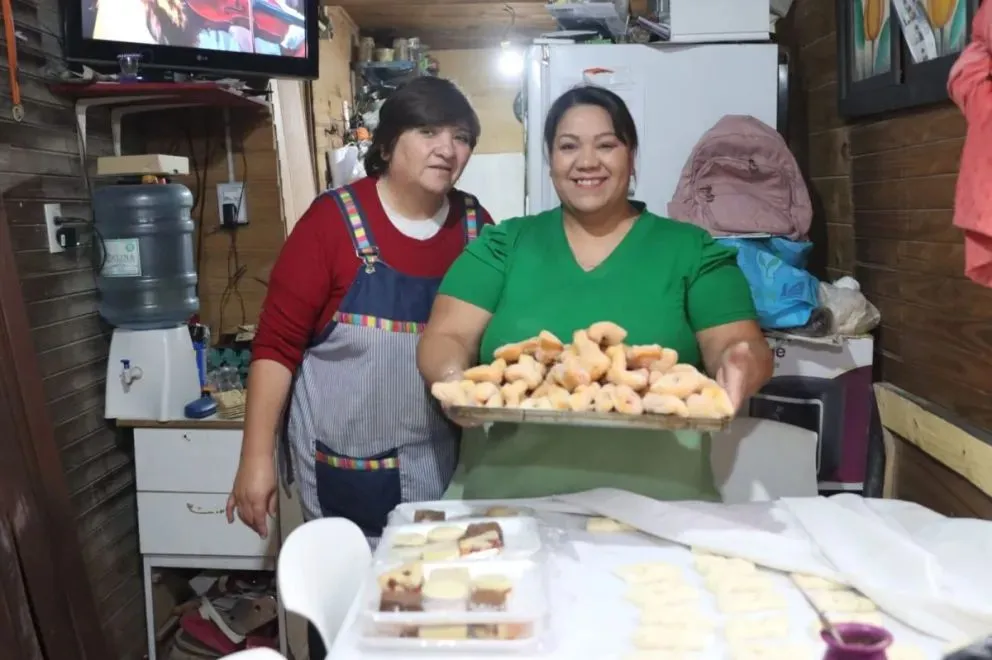 G abriela sostiene la bandeja junto a Patricia y se preparan para recibir a las familias. Fotos Tania Domenicucci