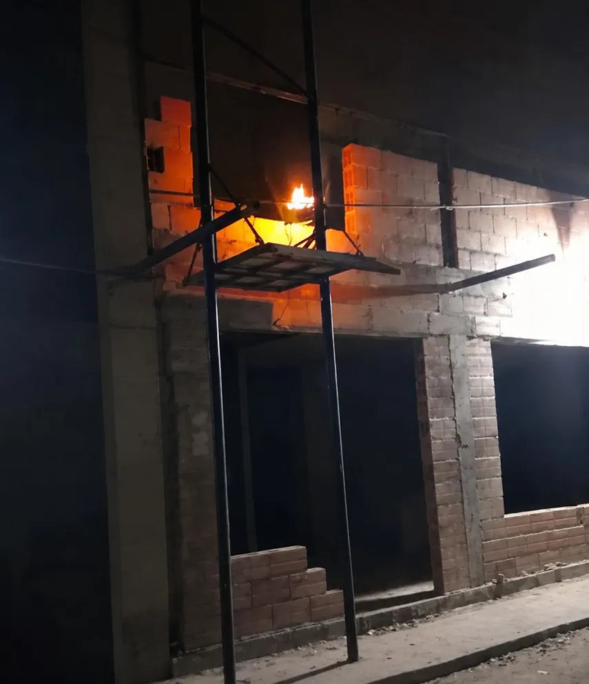 Los vecinos sostienen que la falta de regularización del servicio obliga a improvisar conexiones clandestinas. Foto gentileza