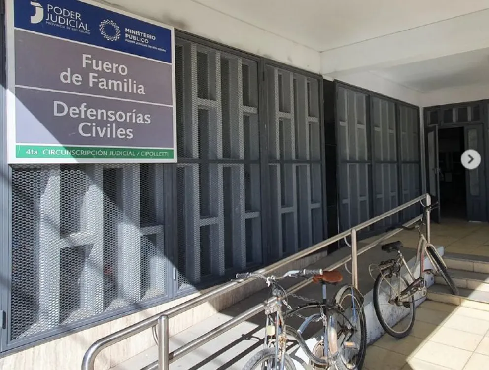 Un juzgado de Familia de Cipolletti ratificó lo dispuesto por la justicia de Paz: el joven no podrá acercarse a la adolescente; y deberá realizar un tratamiento psicológico. Foto: archivo.