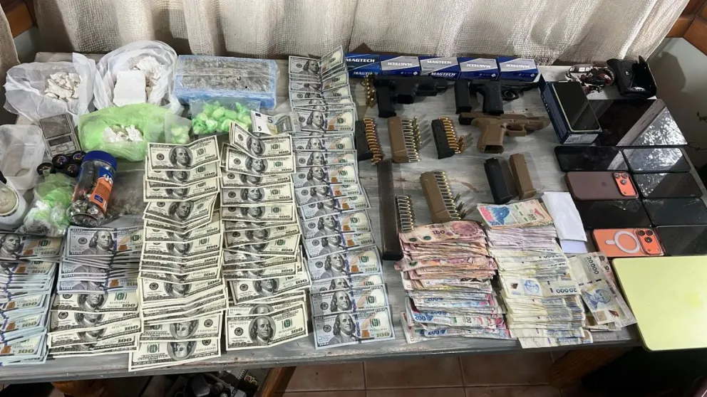Drogas, dinero en efectivo, teléfonos celulares y armas de grueso calibre: la banda tenía un importante grado de organización. Foto: Policía Río Negro.