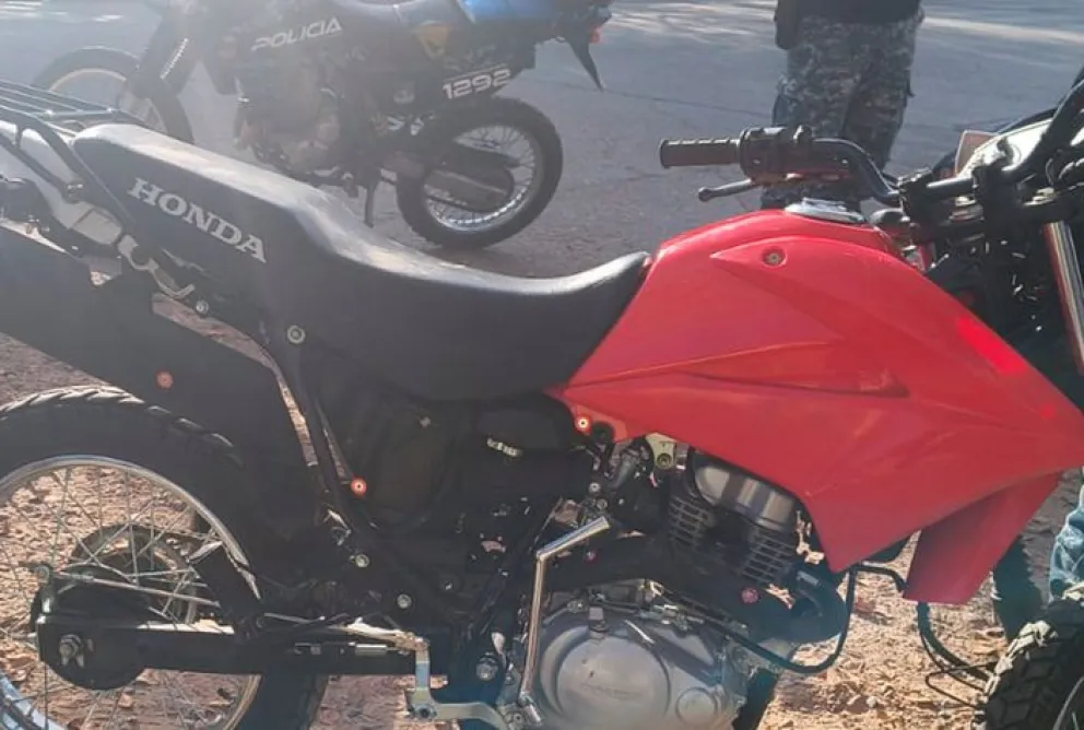 La moto, una una Honda XR 150, no tenía las patentes colocadas y presentaba alteraciones en la numeración del chasis. Foto: Policía de Neuquén.