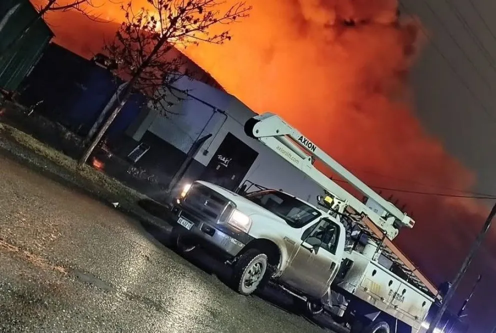 El incendio comenzó a las 2.30 de la madrugada; y se estima que la extinción total demandará varias horas más. Las pérdidas son totales. Foto: gentileza.