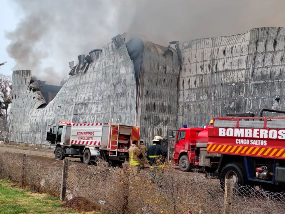 El depósito, construido con material en seco, habría sufrido un daño estructural. Los bomberos advertían sobre el riesgo de derrumbe. Foto: Cipo360.