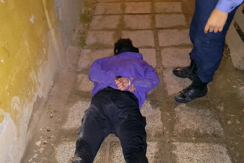 El sujeto fue detenido tras protagonizar un violento robo en una fiambrería de la calle Esmeralda. Foto: Policía de Río Negro.