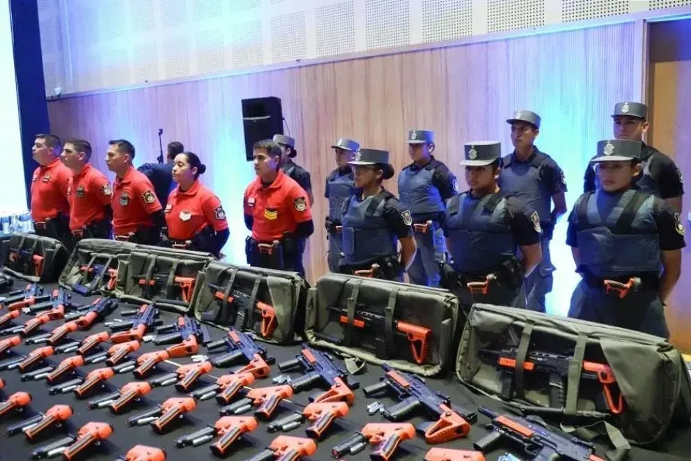 El gobierno neuquino compró 1.000 pistolas y 100 subfusiles Byrna para el uso de la policía. Foto: Policía de Neuquén.