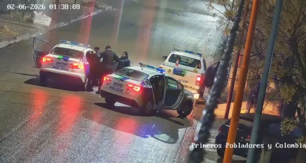 Los dos sujetos fueron interceptados por la policía minutos después del hecho, mientras caminaban por la calle Colombia. Foto: gentileza.