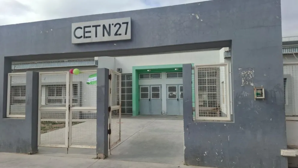 Hay 20 estudiantes contagiados del CET 27 y un alumno permanece en terapia intensiva. Foto Cipo360