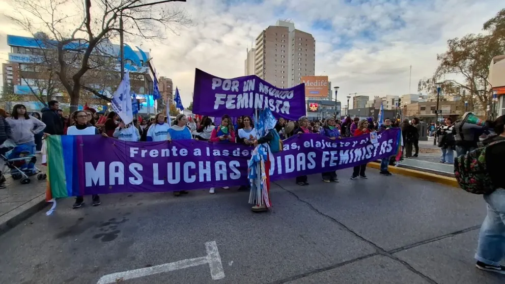Entre el 1 de enero y el 30 de mayo de 2026 se registraron 105 femicidios, femicidios vinculados y trans/travesticidios. Foto archivo marcha Ni Una Menos Neuquén
