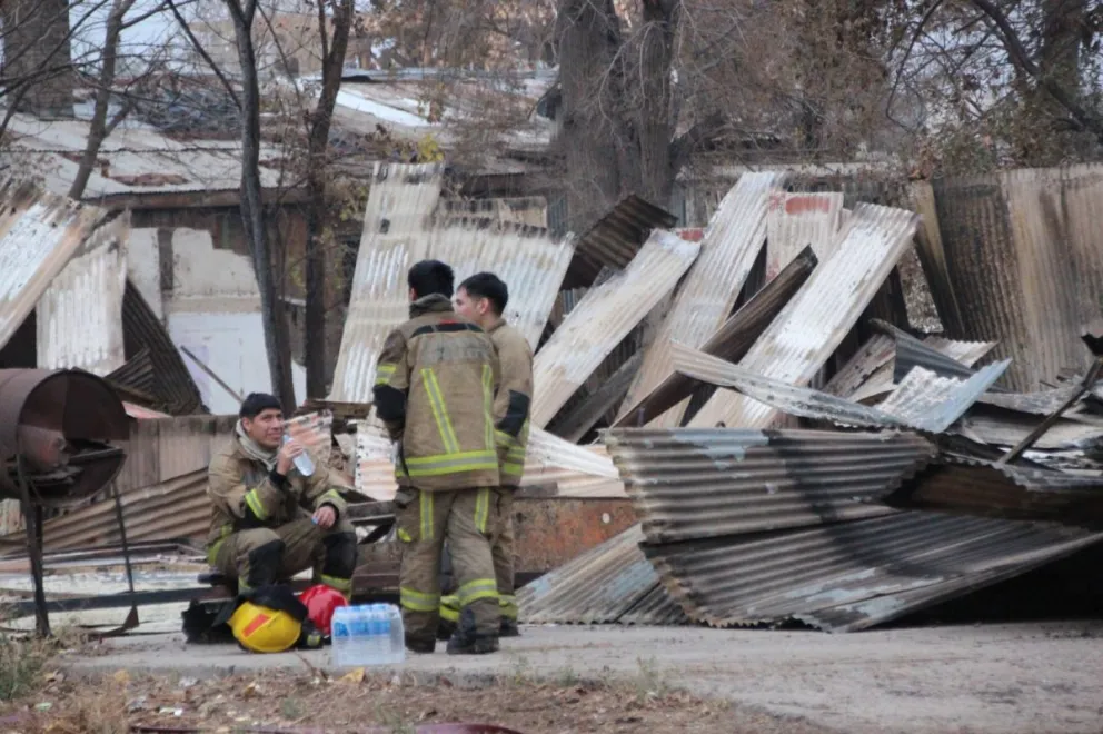 Un ligero descanso después de horas intensas: los bomberos trabajaron durante toda la jornada en el predio del depósito regional de La Anónima. Fotos: Hugo Laurent.