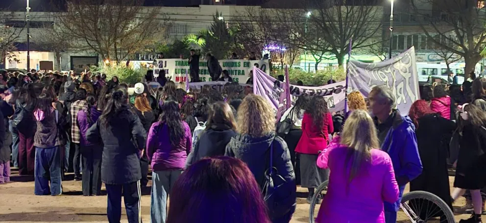 Las agrupaciones feministas y sociales de Cipolletti concentran este miércoles en la plaza San Martin/ foto Cipo360