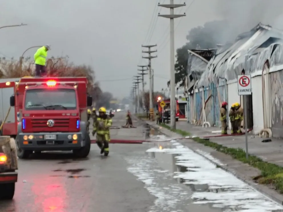 El incendio produjo la destrucción total de las instalaciones del depósito y centro de logística de la cadena de supermercados. Foto: Cipo360.