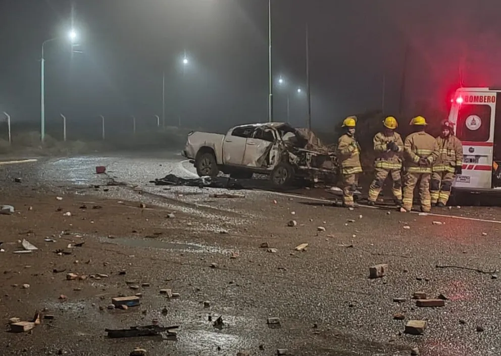 El conductor perdió el control de la camioneta, pasó de largo por la rotonda y terminó estrellándose contra la casilla de hormigón del riego. Foto: gentileza.