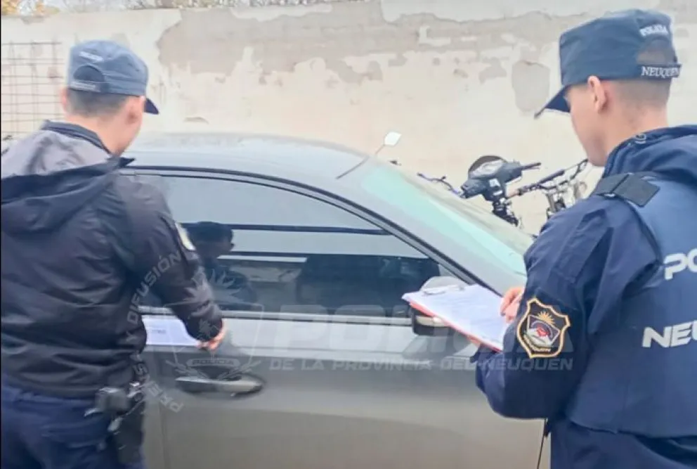 Los uniformados tuvieron que despertarlo. El auto estaba estacionado sobre la calle Ignacio Rivas, con el motor en marcha. Foto: Policía de Neuquén.