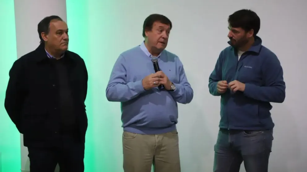 El gobernador Weretilneck y el intendente Buteler formalizaron el acuerdo para reactivar la red de agua en el norte de la ciudad. (Foto: Gobierno de Río Negro)
