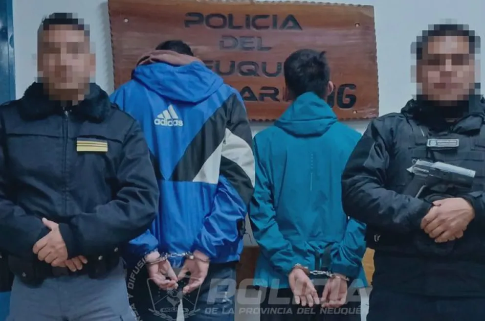 Los dos delincuentes fueron sorprendidos "en flagrancia", cuando todavía estaban en el interior de la vivienda. Foto: Policía de Neuquén.