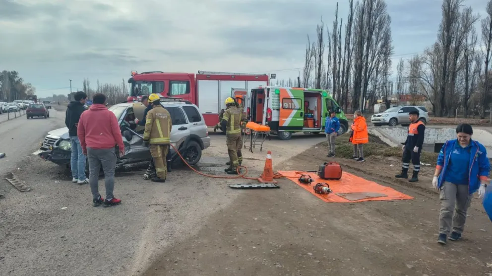 Personal de Bomberos y de la Policía de Tránsito trabajan en el sector de la Ruta 151/ imagen gentileza