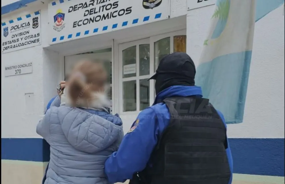 Utilizando una tarjeta robada, la mujer había hecho varias compras en distintos comercios de la capital neuquina. Foto: Policía de Neuquén.