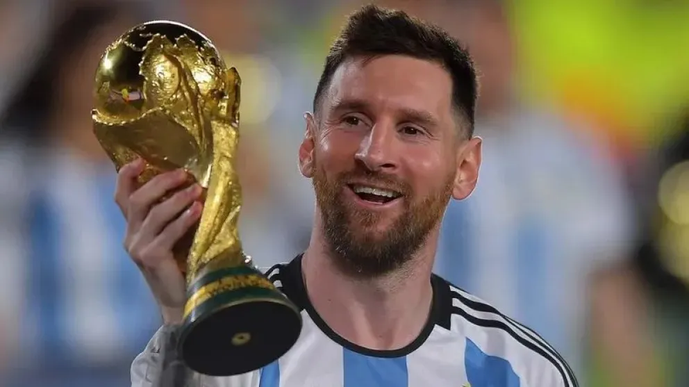 La enorme estatua de Messi fue trasladada y montada esta semana en el predio ubicado a la vera de la Ruta 22 / imagen gentileza