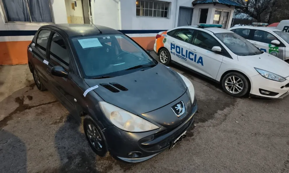 El Peugeot tenía un pedido de secuestro emitido por un juzgado de Neuquén. Foto: Policía de Río Negro.