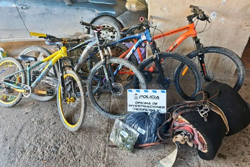 En el operativo la policía secuestro drogas, bicicletas y hasta una montura completa para caballo. Foto: Policía de Neuquén.
