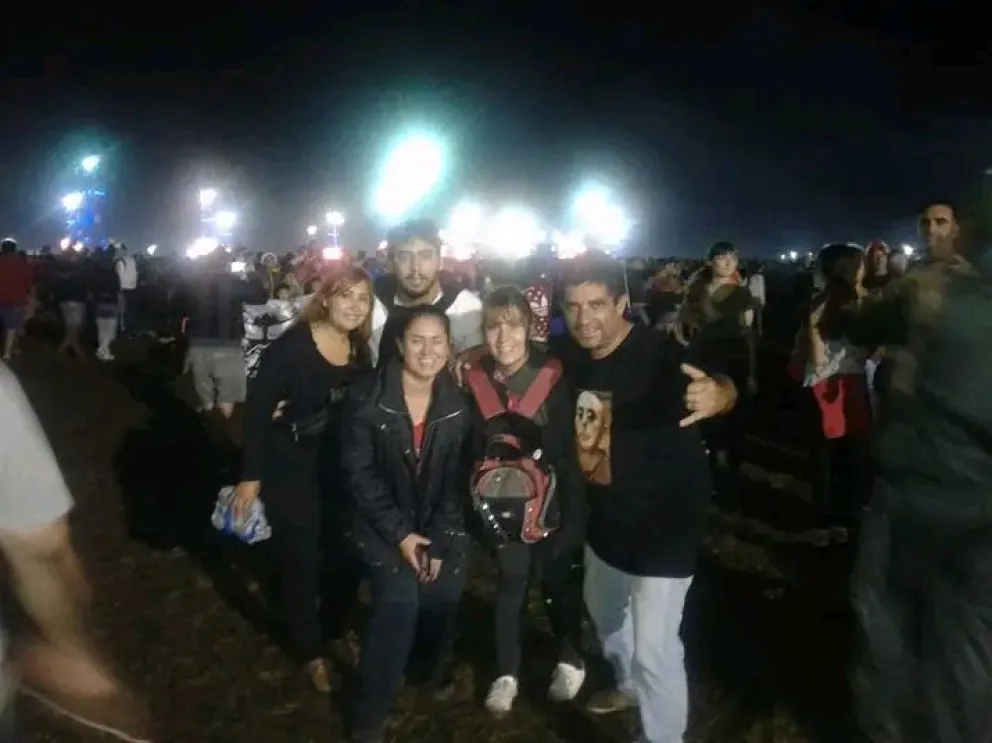 Un grupo de "ricoteros" cipoleños en uno de los últimos recitales del Indio. Ahora buscarán homenajearlo con un encuentro en la Isla Jordán. Foto: gentileza.