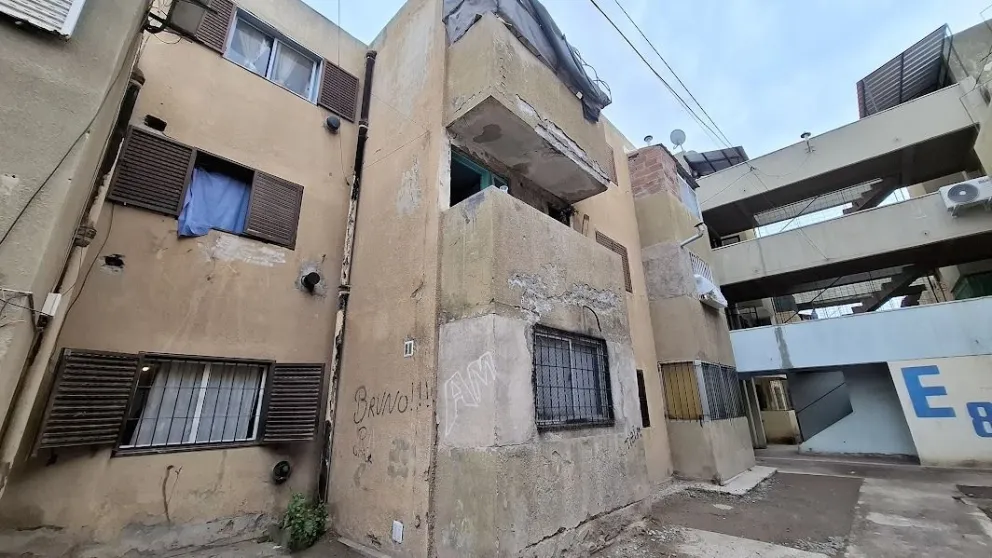 La vecina del barrio La Paz sostiene que su departamento, ubicado en planta baja, soporta otros dos y presenta graves daños provocados por filtraciones. Foto Cipo360