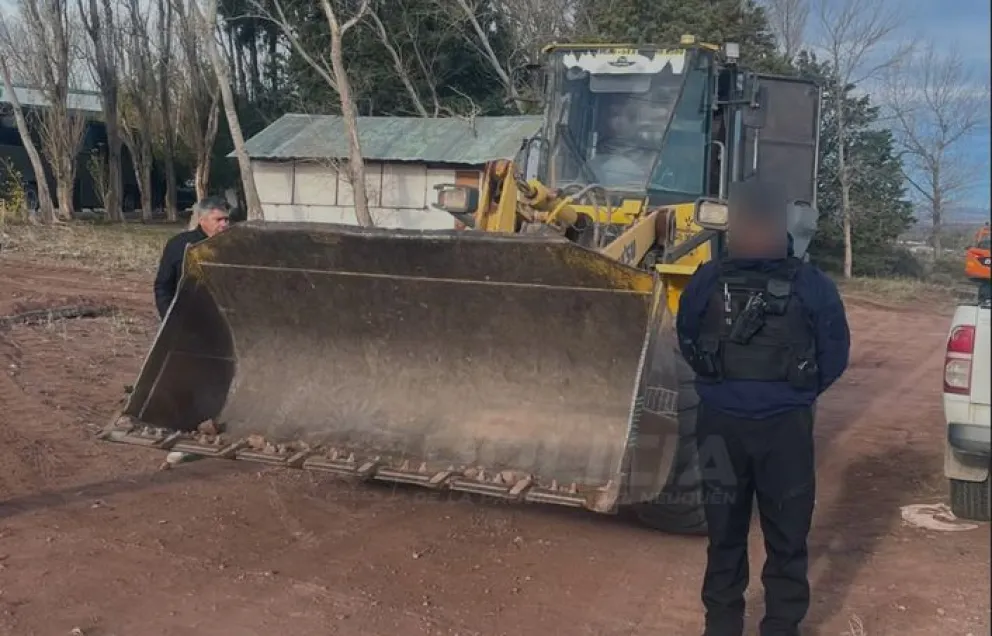 La pala cargadora había sido robada en Neuquén capital y apareció en Villa El Chocón. Foto: Policía de Neuquén.