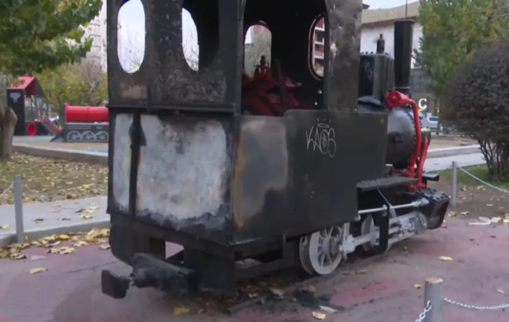 La histórica locomotora de troncha angosta fue incendiada por un grupo de desconocidos. Analizan las cámaras de seguridad. Foto: gentileza.