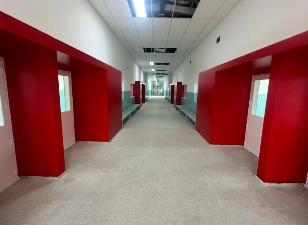 Docentes, padres y alumnos pudieron ingresar a la futura escuela para ver la distribución de las aulas y los sectores administrativos./ imagen gentileza