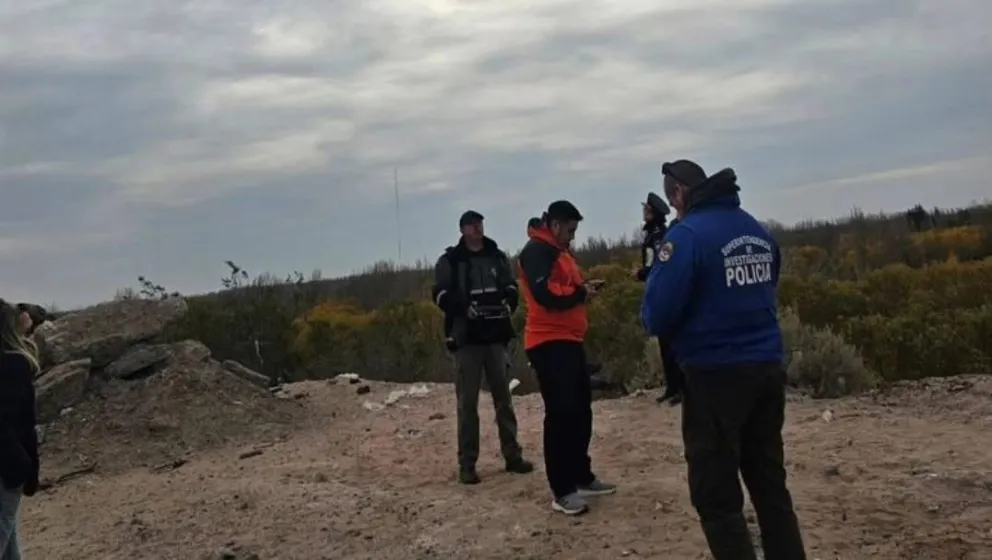Los restos  fueron trasladados hasta el sector de la Isla Jordán para coordinar el traslado en ambulancia hacia la morgue de General Roca / imagen gentileza