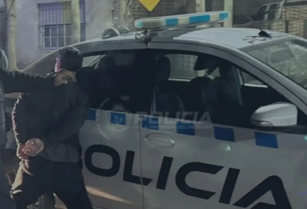 El sujeto había sido detenido por una pelea a puñetazos; después se comprobó que portaba un arma de fuego y tenía pedido de captura. Foto: Policía de Neuquén.